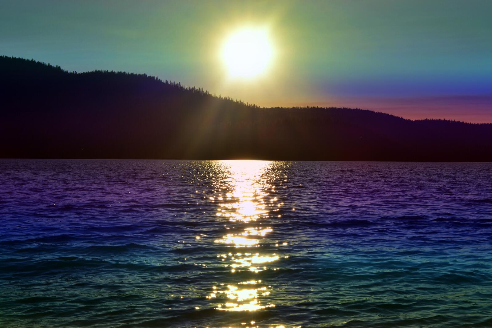 Бесплатное фото Солнечный свет отражается на морской ряби