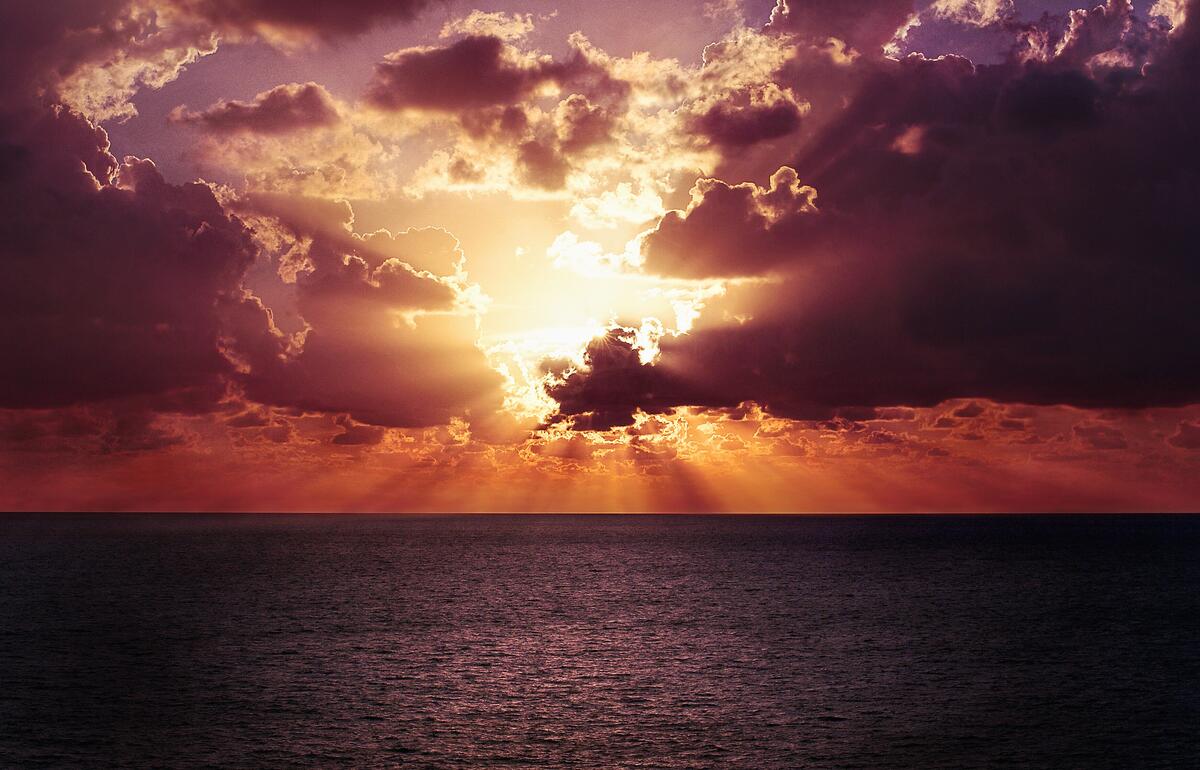 Солнце в облаках над морем