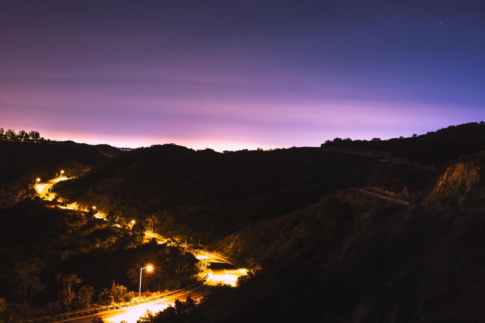 Бесплатное фото Загородная ночная освещенная дорога