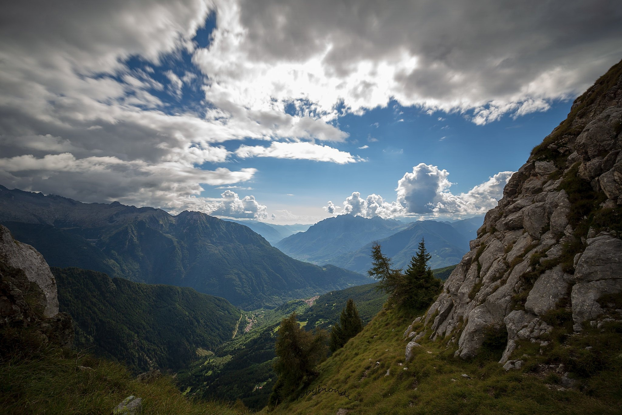 Фото Италия, пейзаж, облака, горы, долина, обои val camonica, пейзажи - бесплатные картинки на Fonwall