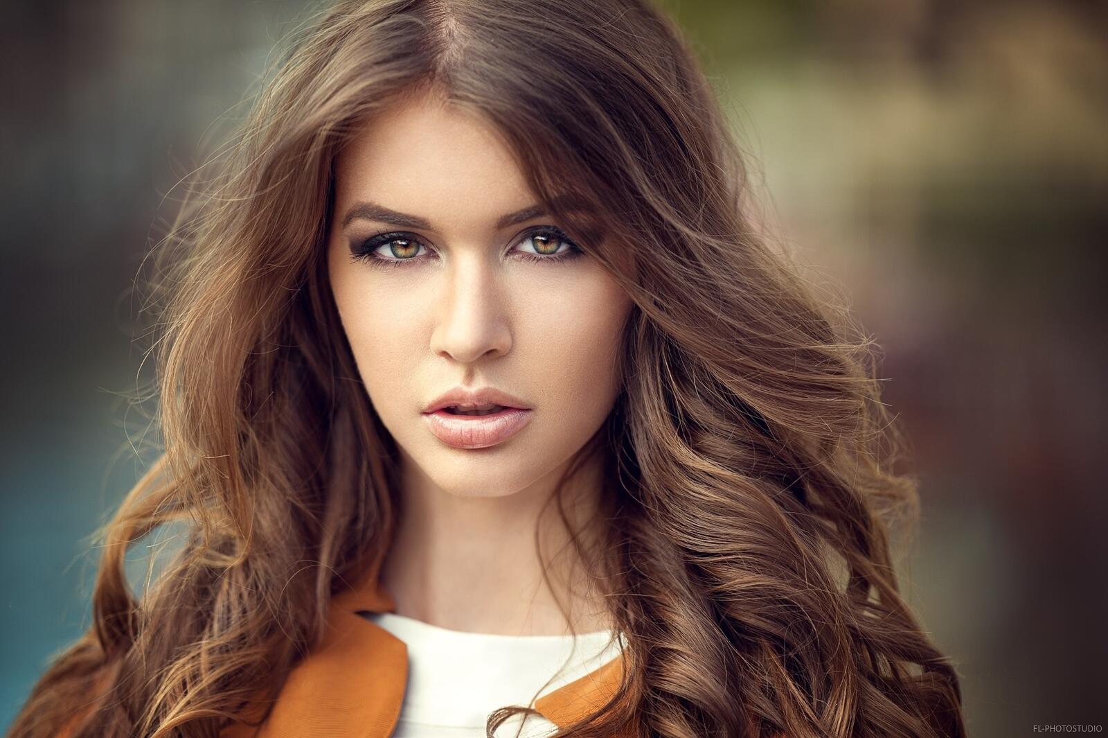 Free photo Portrait of a dark-haired girl with a beautiful face