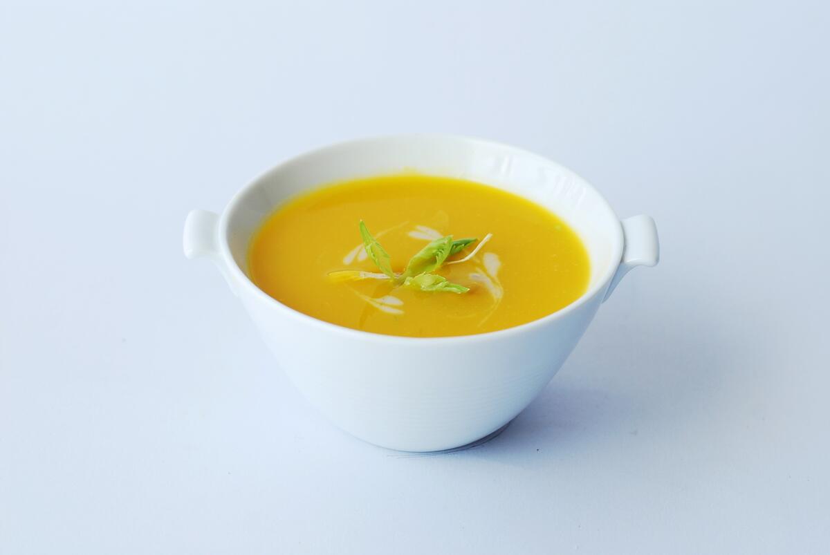 Овощной суп желтого цвета