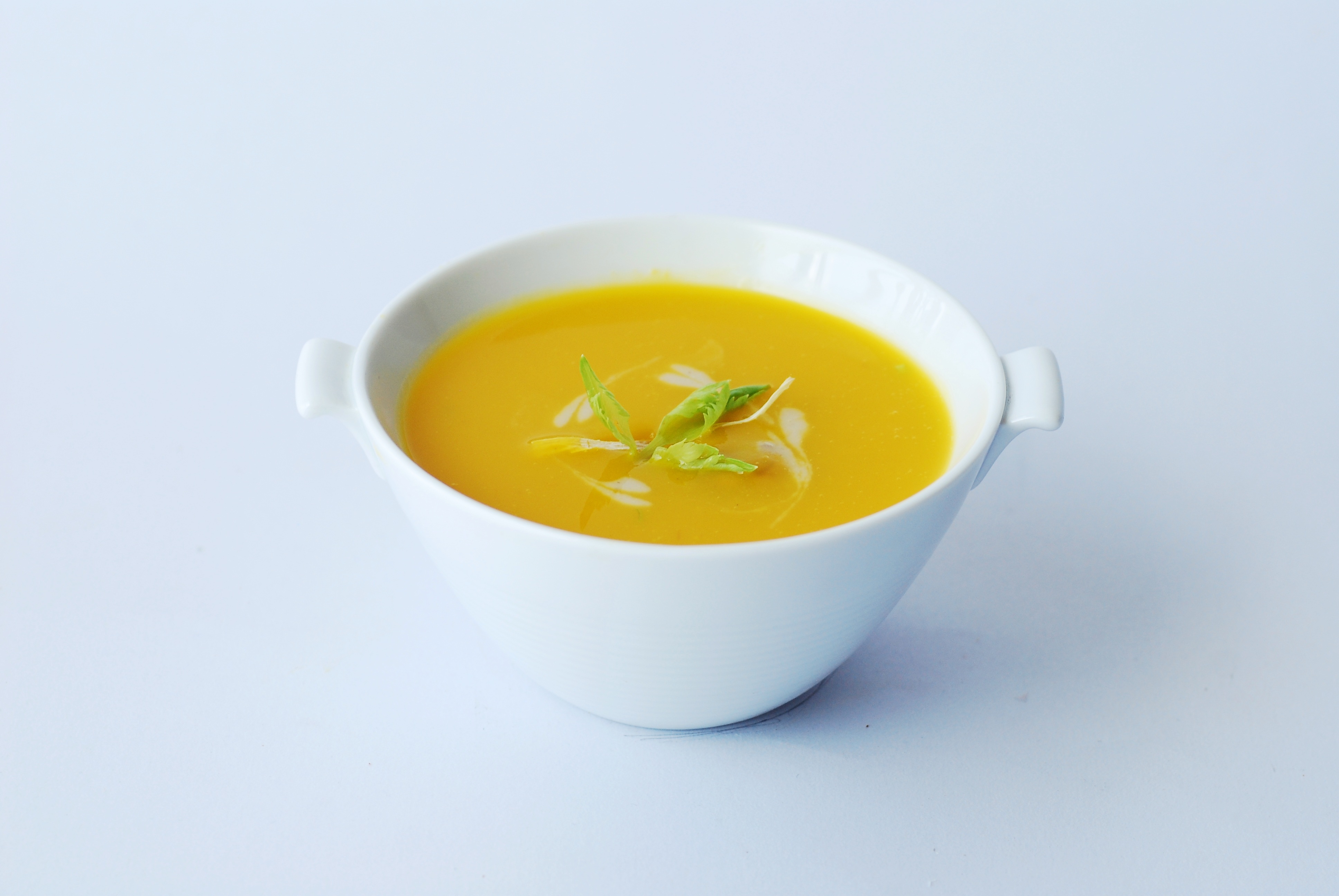 Бесплатное фото Овощной суп желтого цвета