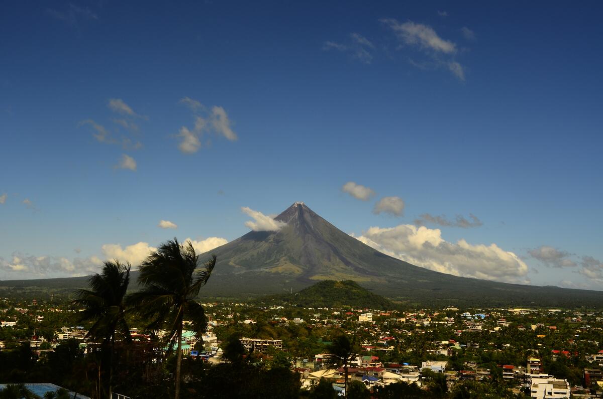 Вулкан рядом с городом в Филиппинах