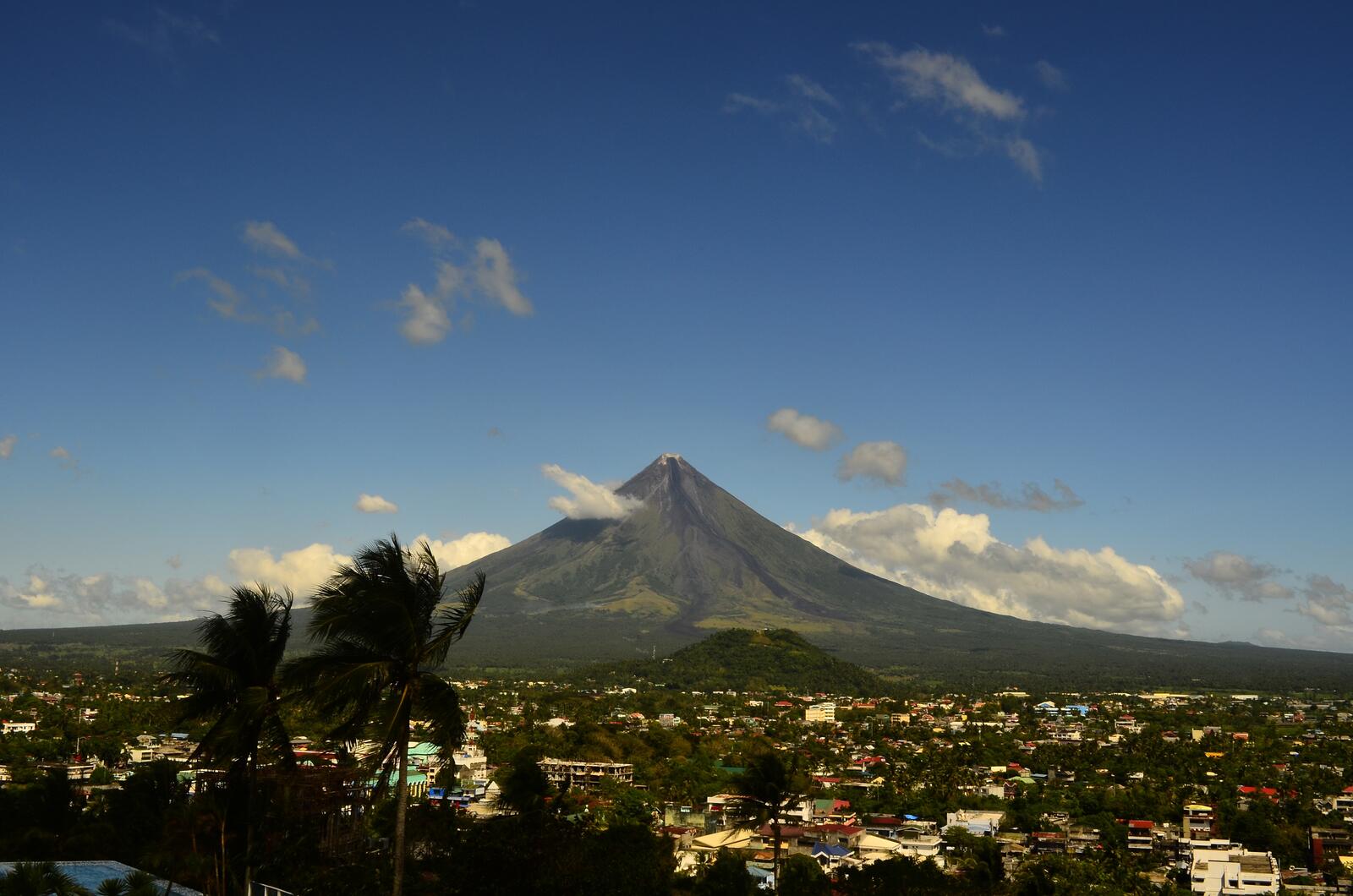 Free photo A volcano near a city in the Philippines