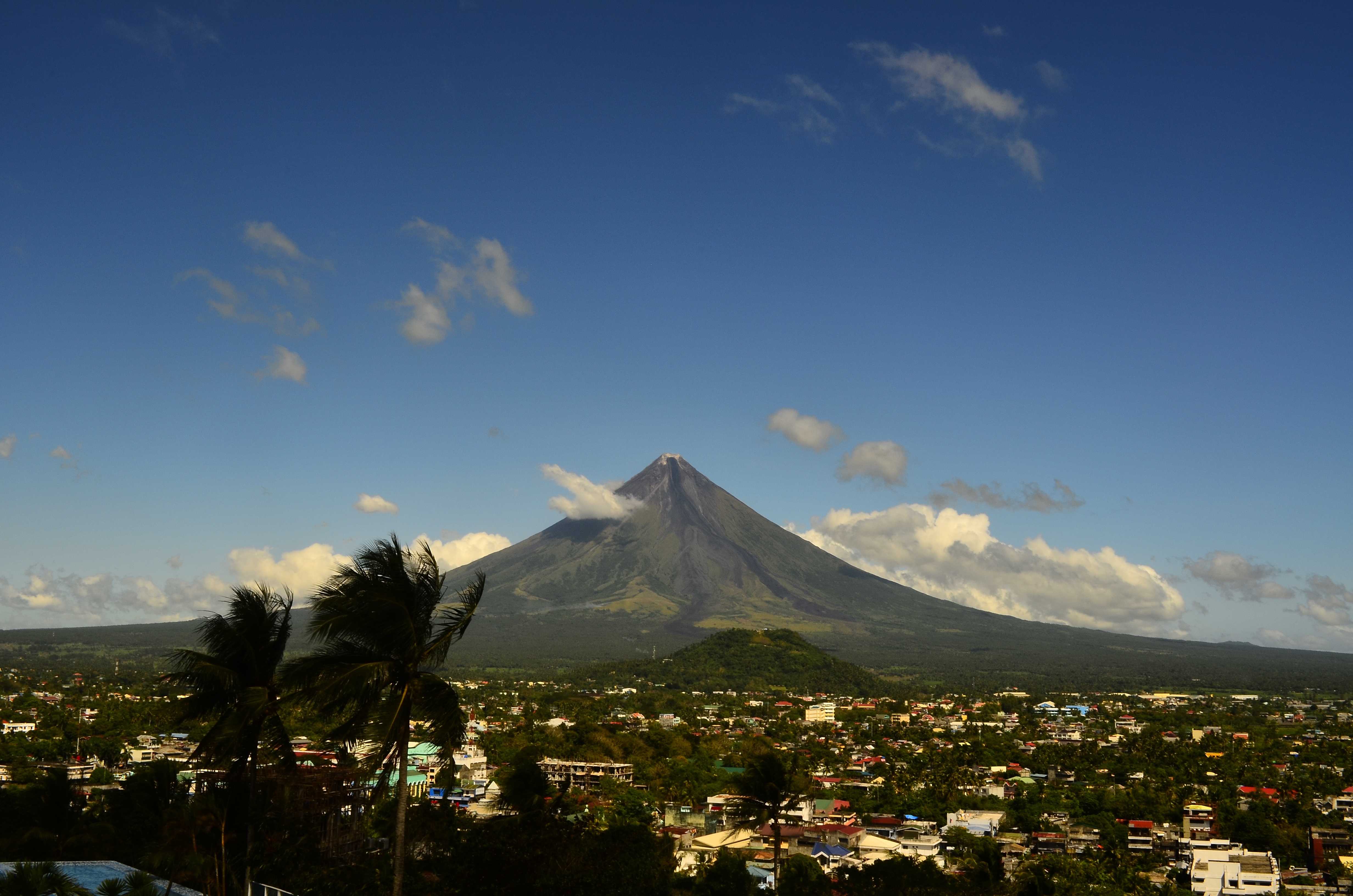 免费照片菲律宾某镇附近的一座火山