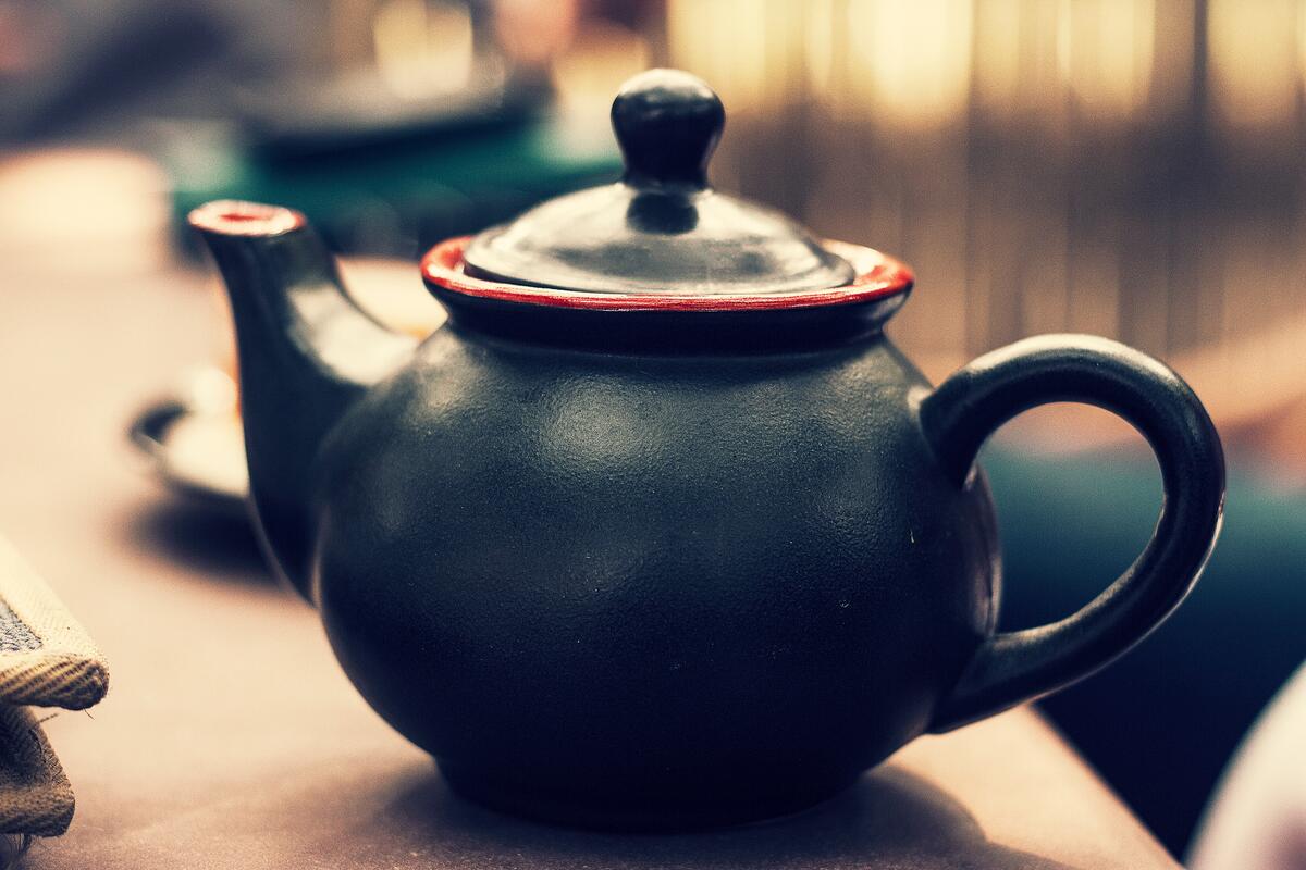 Черный керамический чайник с чаем
