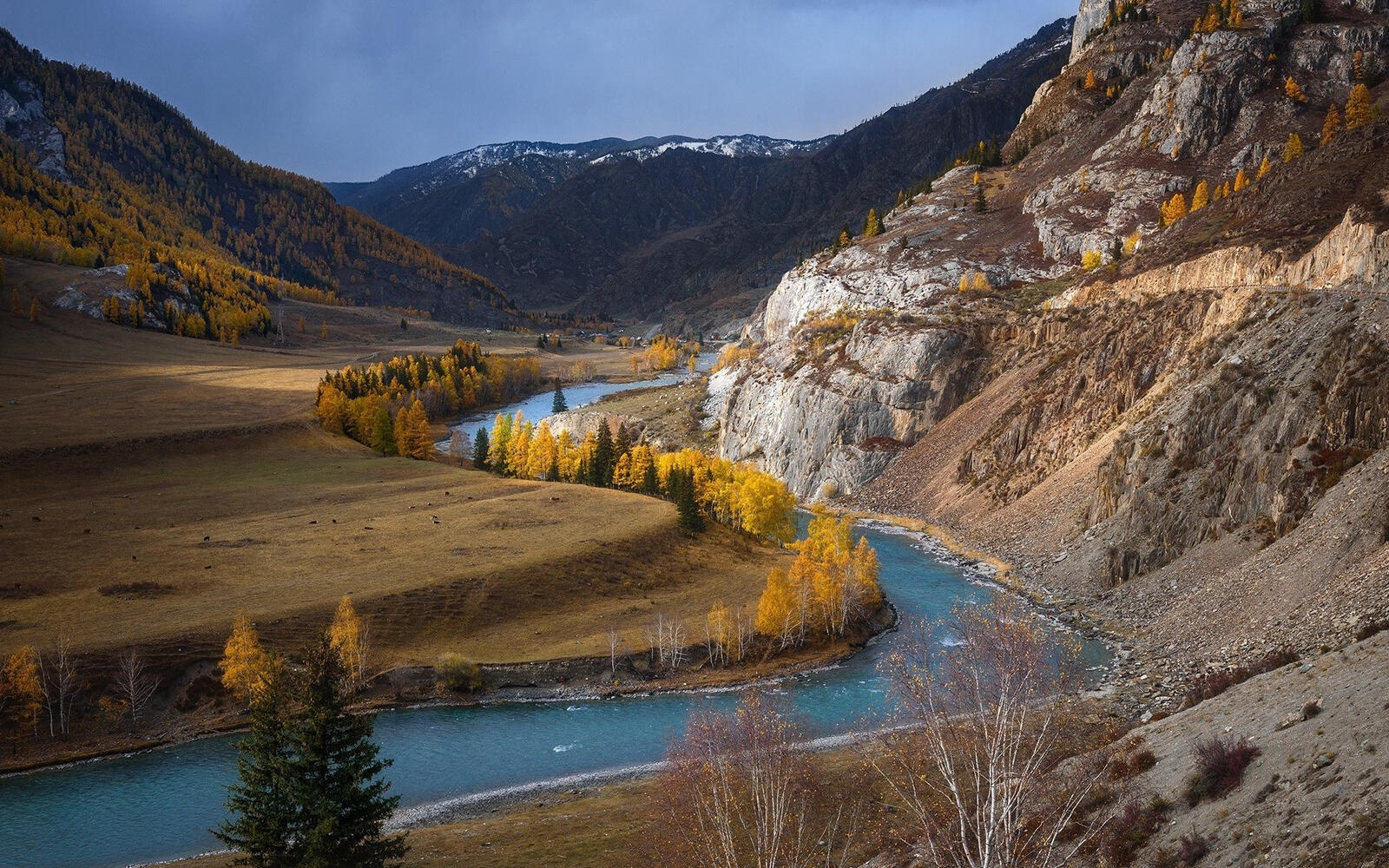 Бесплатное фото Осенний пейзаж с рекой идущей вдоль гор