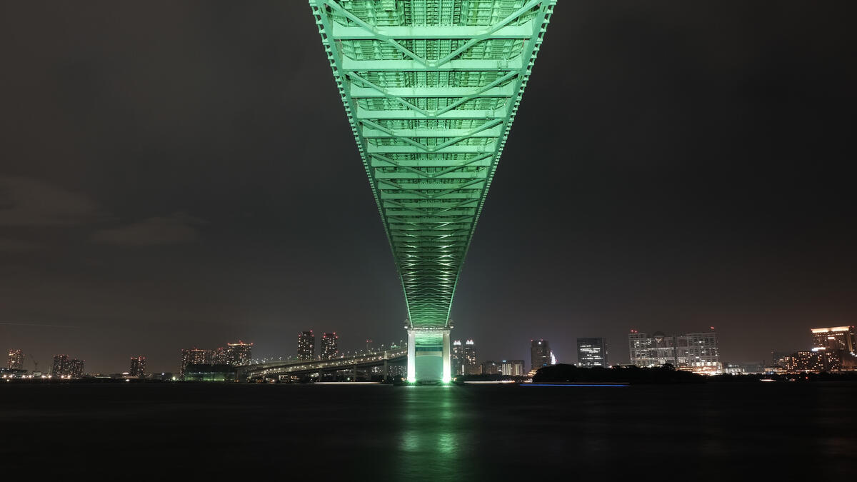 Ночной мост через реку в Японии