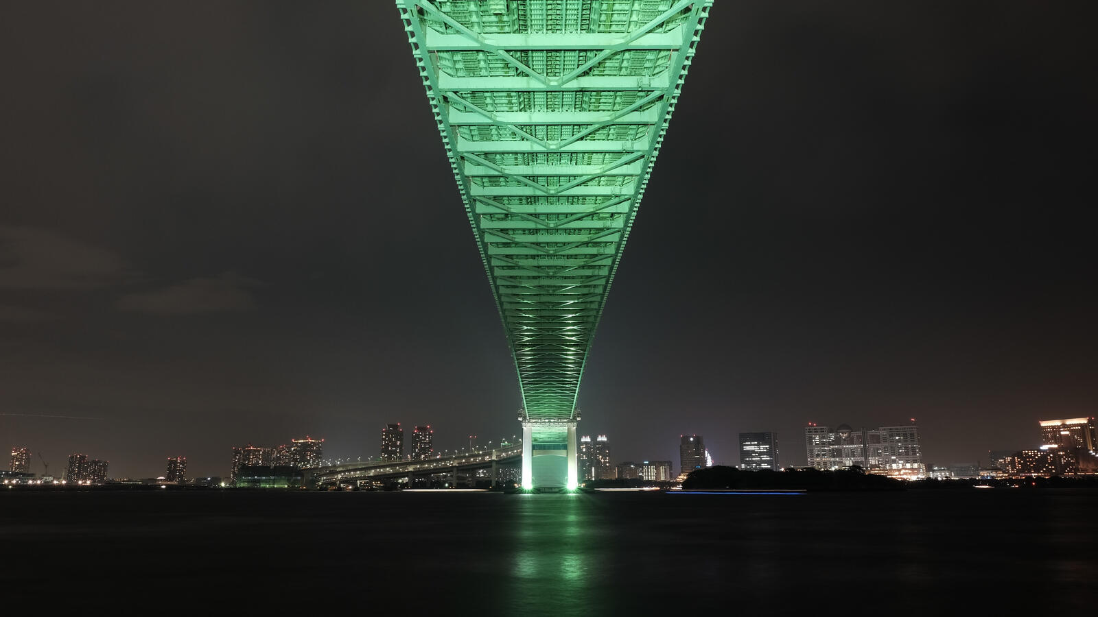 Free photo A night bridge over a river in Japan