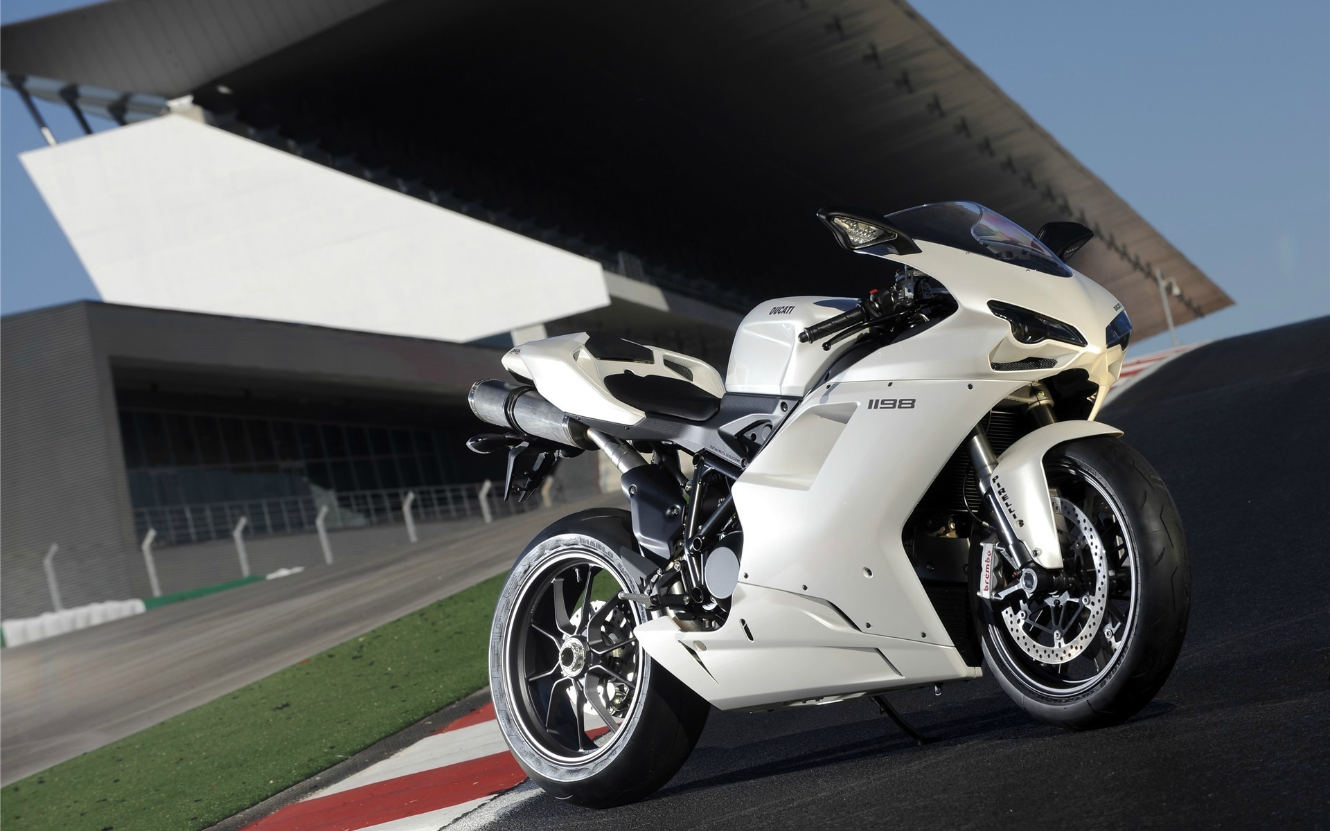 Белый Ducati 1198
