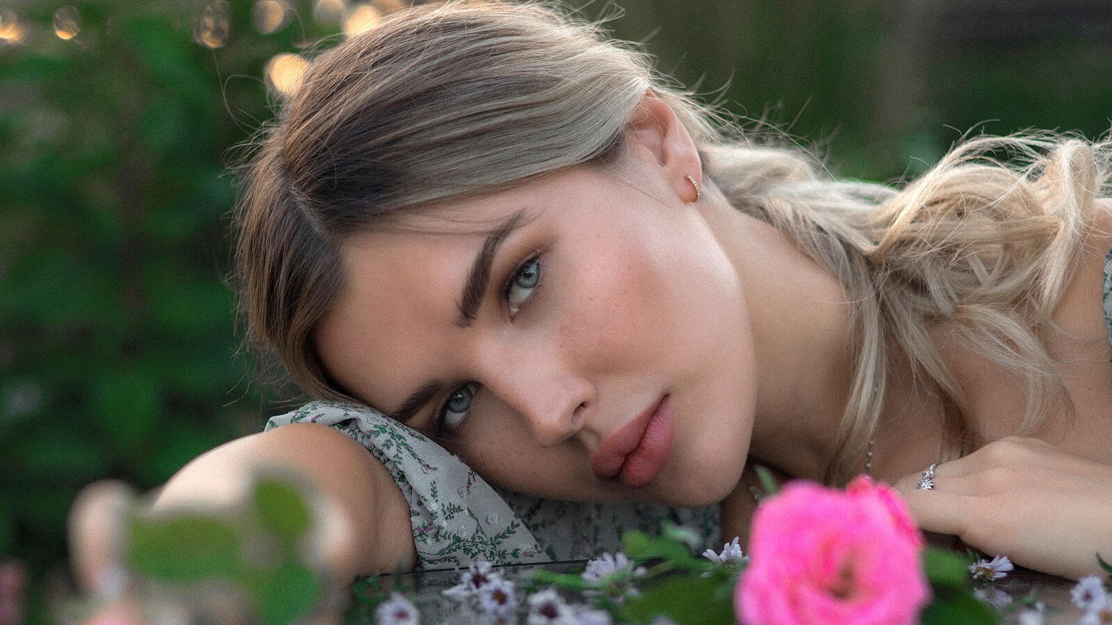 Бесплатное фото Портрет девушки блондинки и цветок