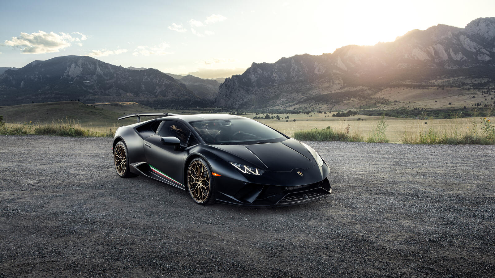Бесплатное фото Lamborghini Huracan Performante 2022 года черного цвета на красивых дисках