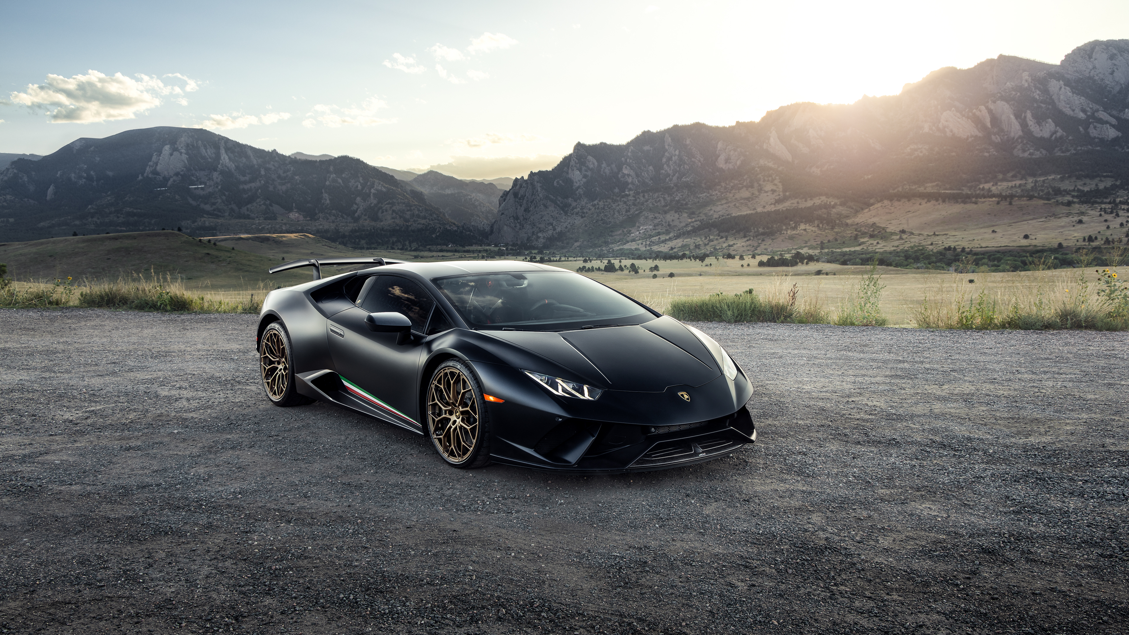Lamborghini Huracan Performante 2022 года черного цвета на красивых дисках