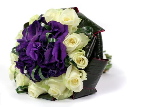 Beautiful wedding bouquet with lisianthus russellus