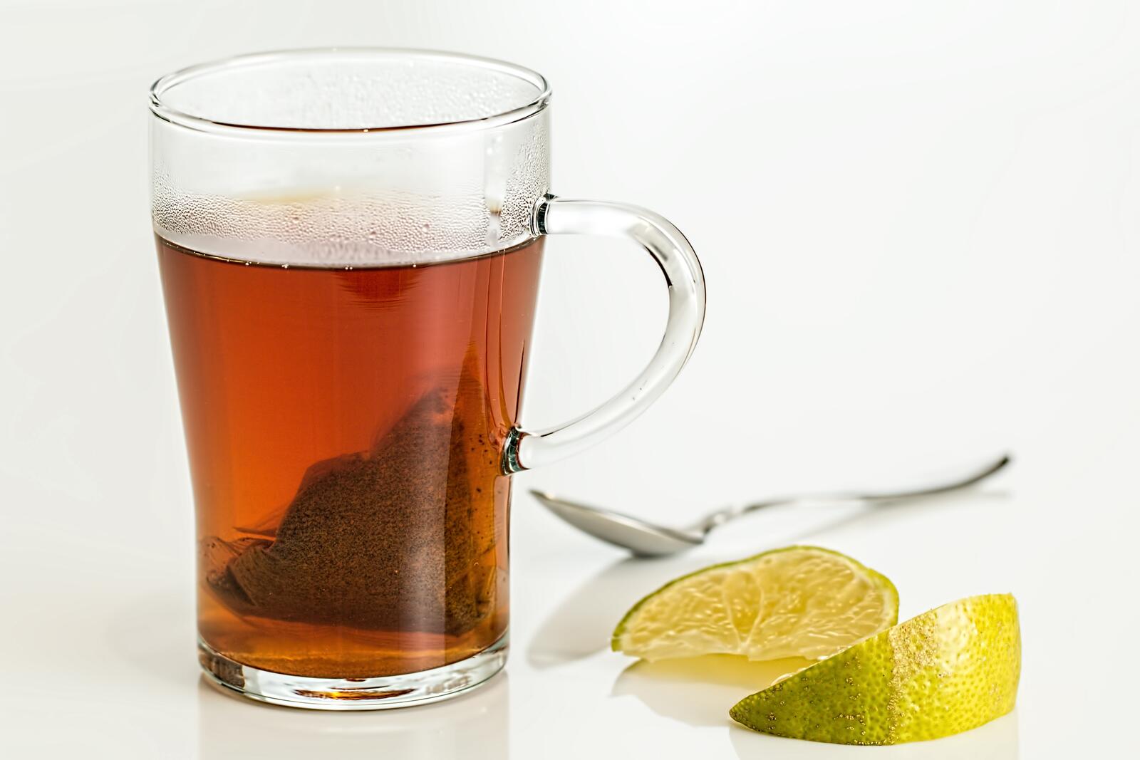 Бесплатное фото Кружка с чаем и дольками лимона