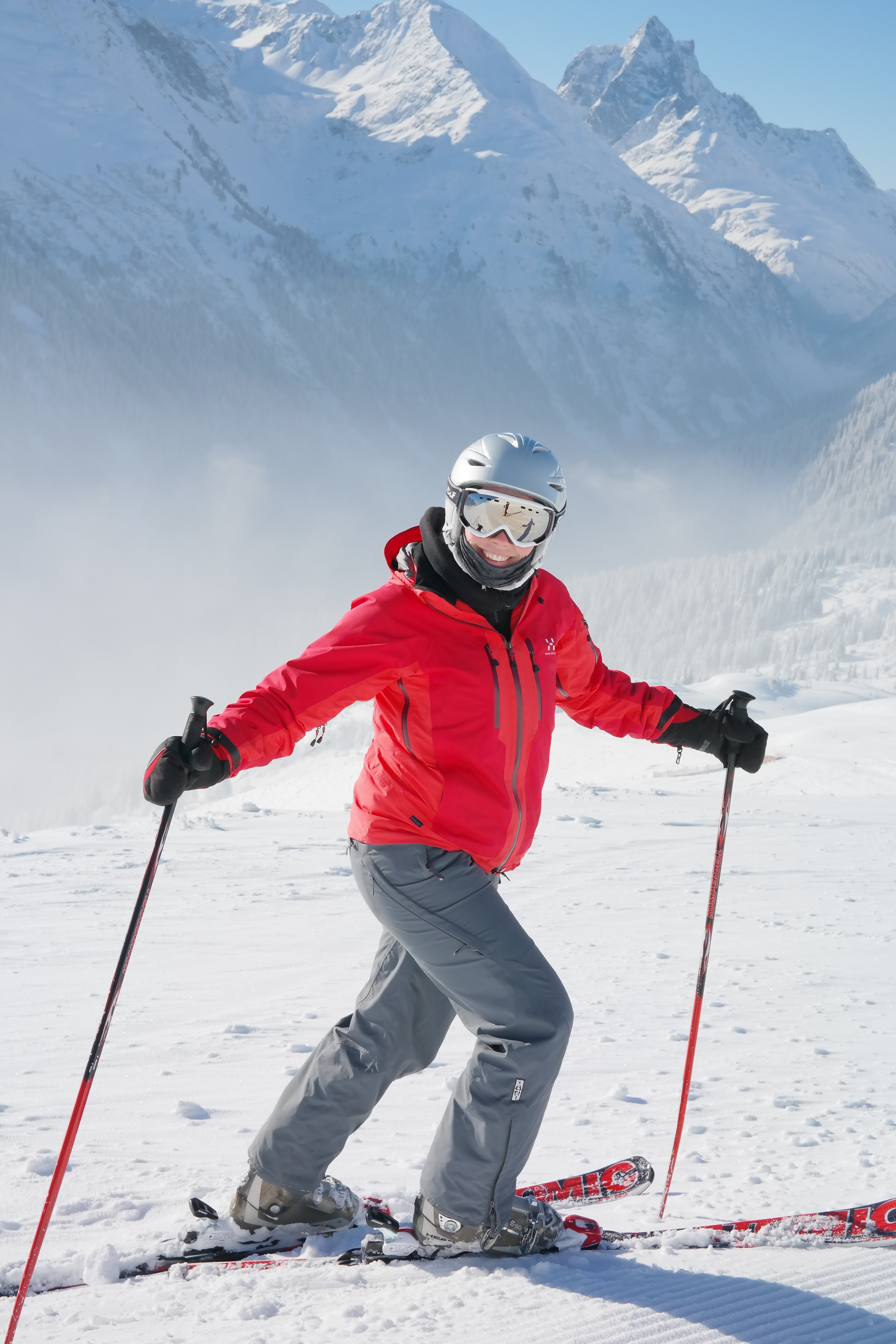 Девушка лыжница в лыжном костюме