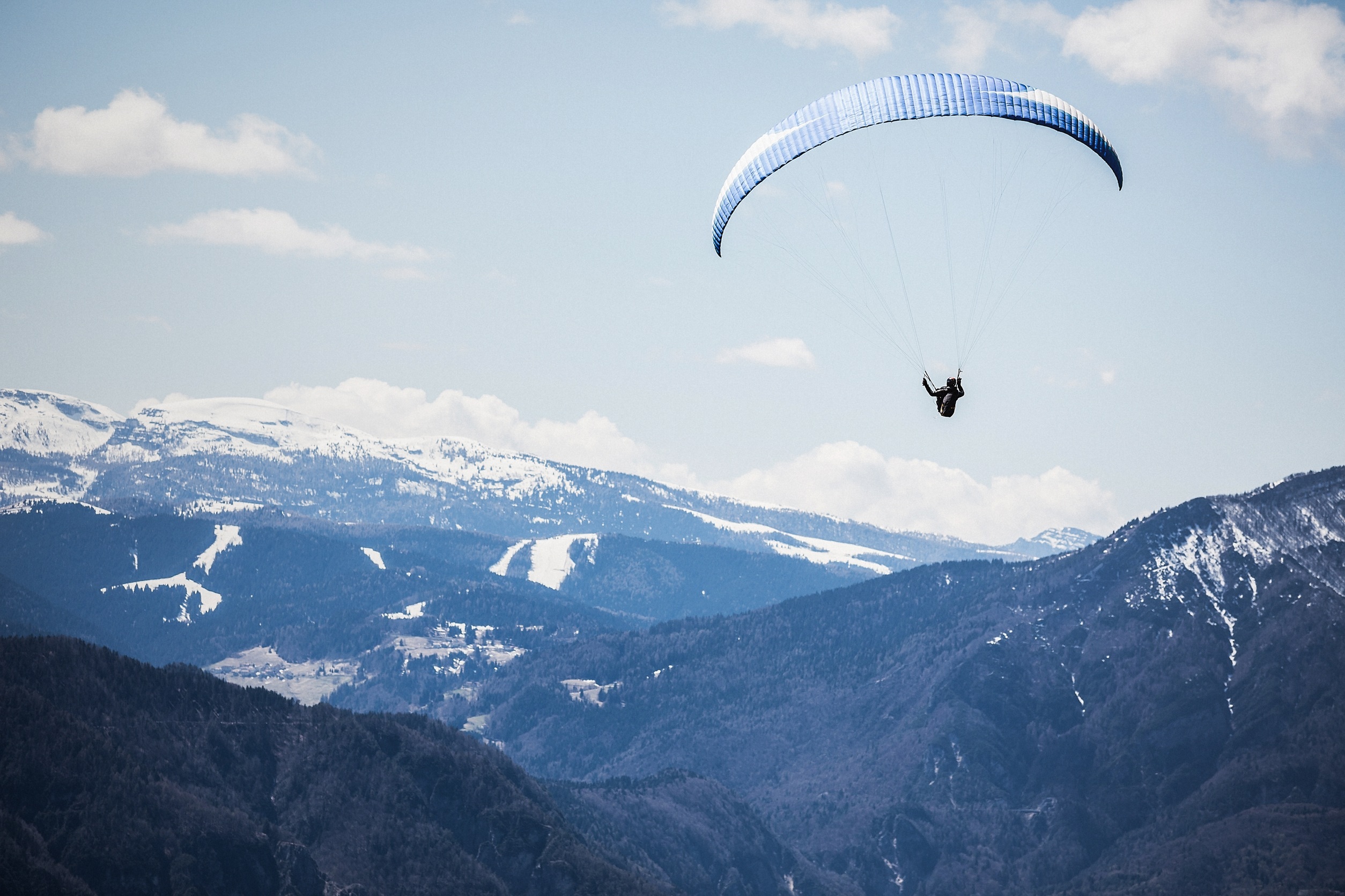 Free photo Paragliding over the mountains