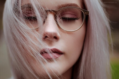 Портрет красивой женщины в очках