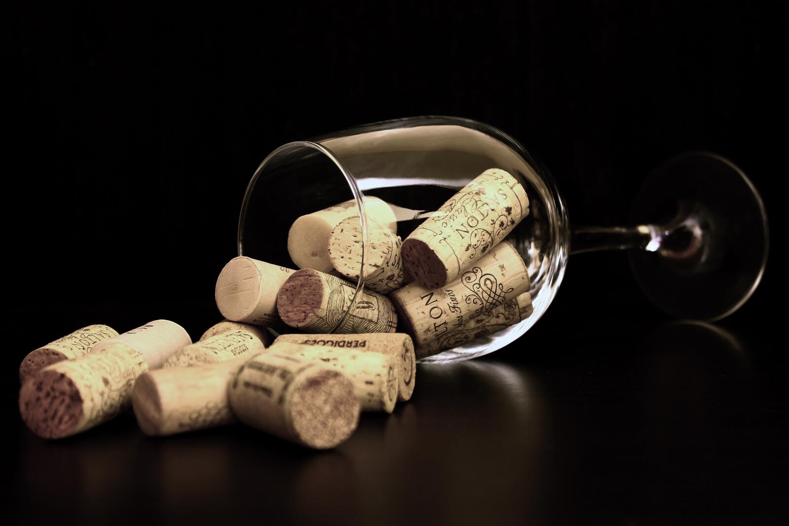Бесплатное фото Рассыпанные крышки от вина