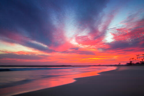Красочный закат на песочном пляже