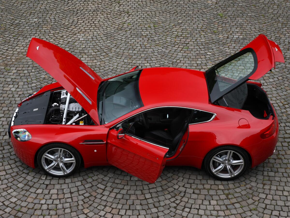 Красный Aston Martin на v8