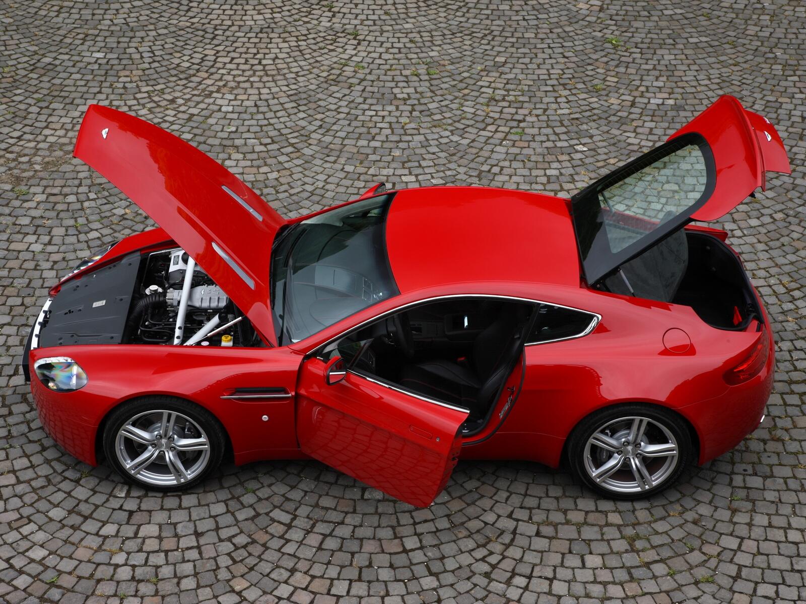 免费照片红色阿斯顿-马丁，V8发动机。