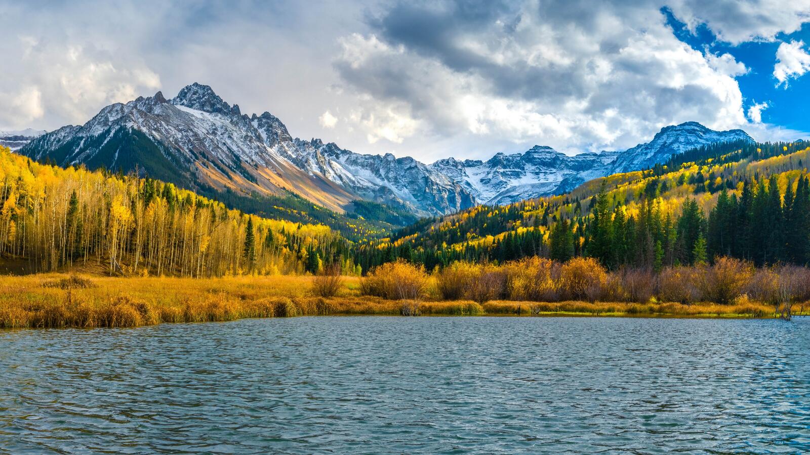 Бесплатное фото Вид на горы с озера
