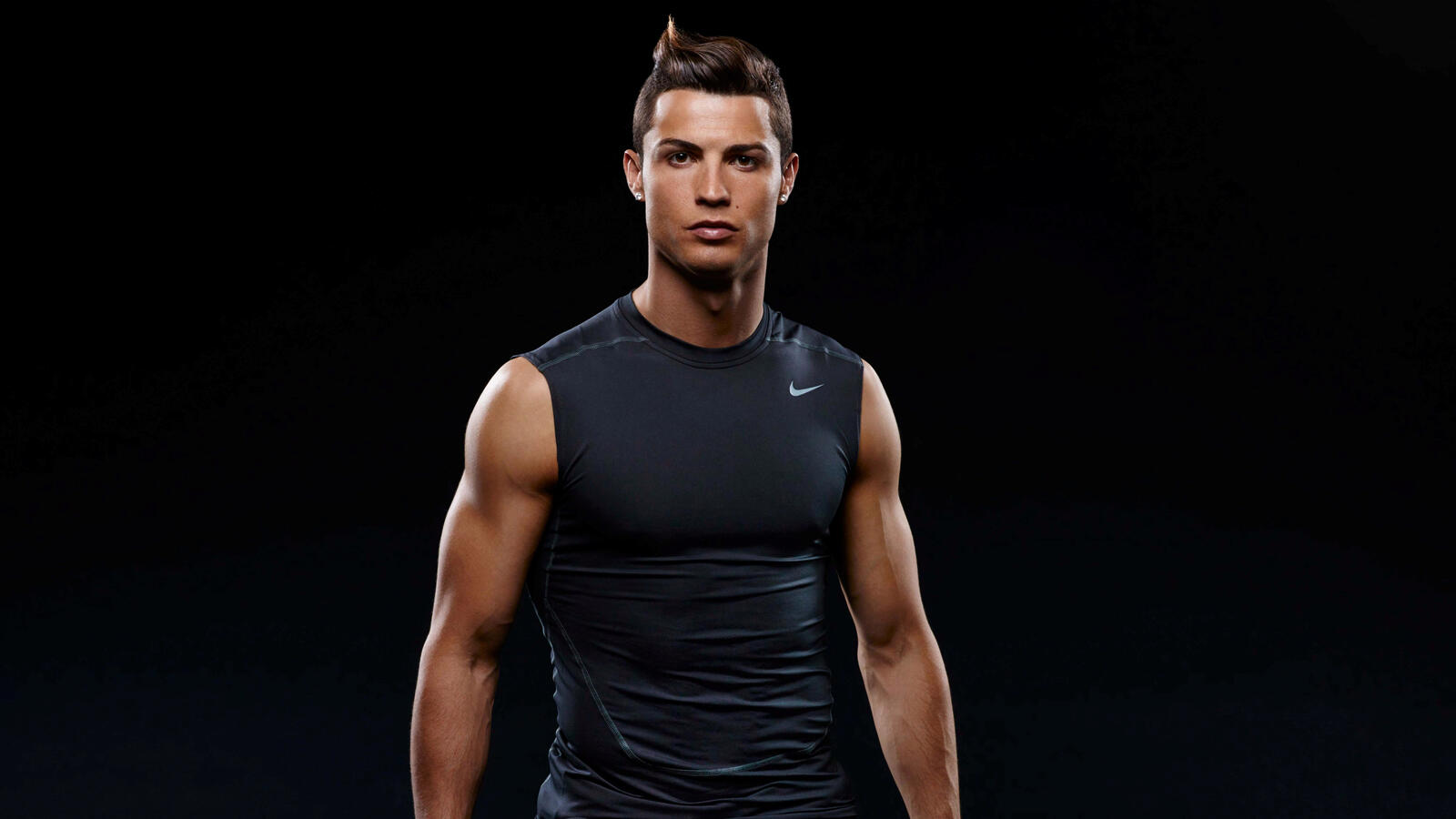 Free photo Muscular Cristiano Ronaldo in a black sports shirt