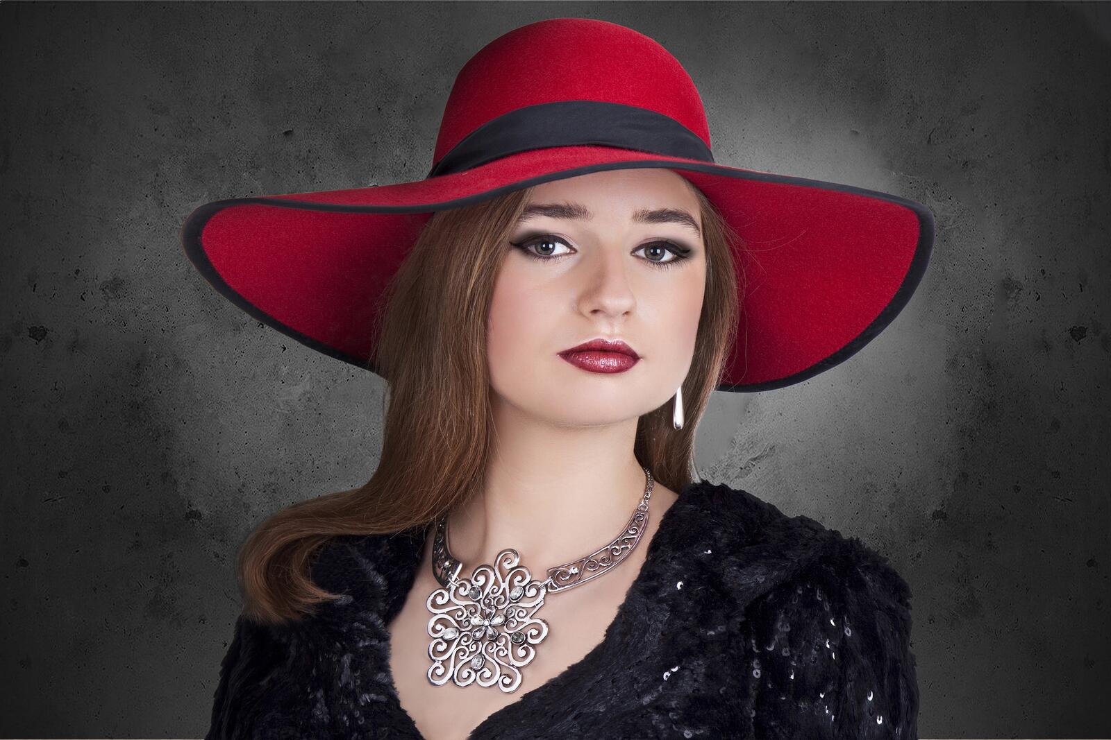 Бесплатное фото Красивая девушка в красной шляпе