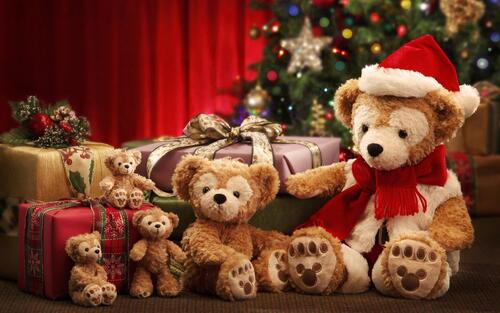 Плюшевые медведи рядом с новогодними подарками