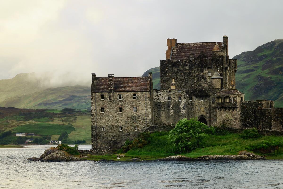 Wallpaper ancient castle in Scotland on the river bank