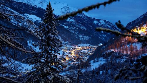 Город у подножья гор в Швейцарии