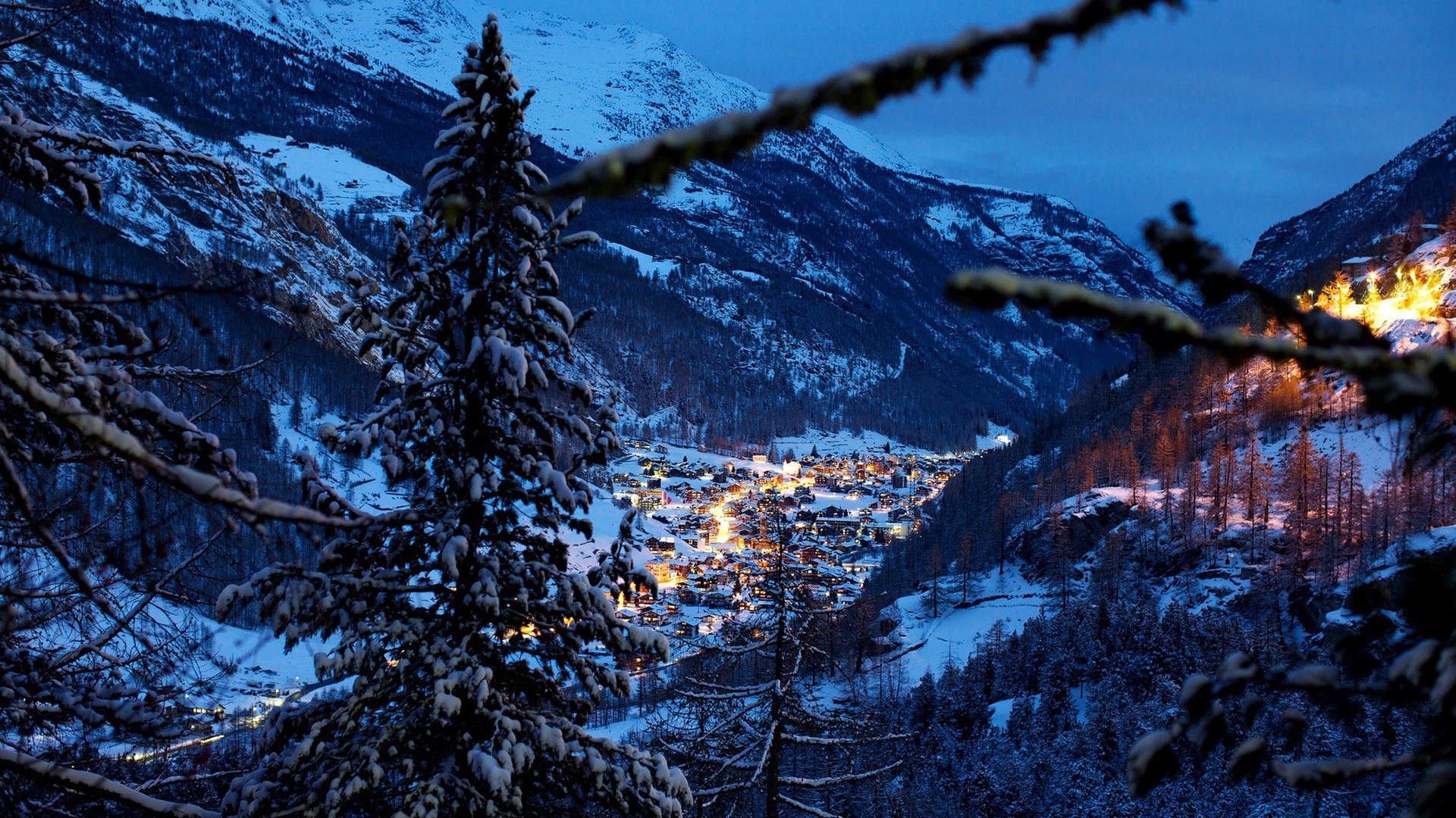 Бесплатное фото Город у подножья гор в Швейцарии