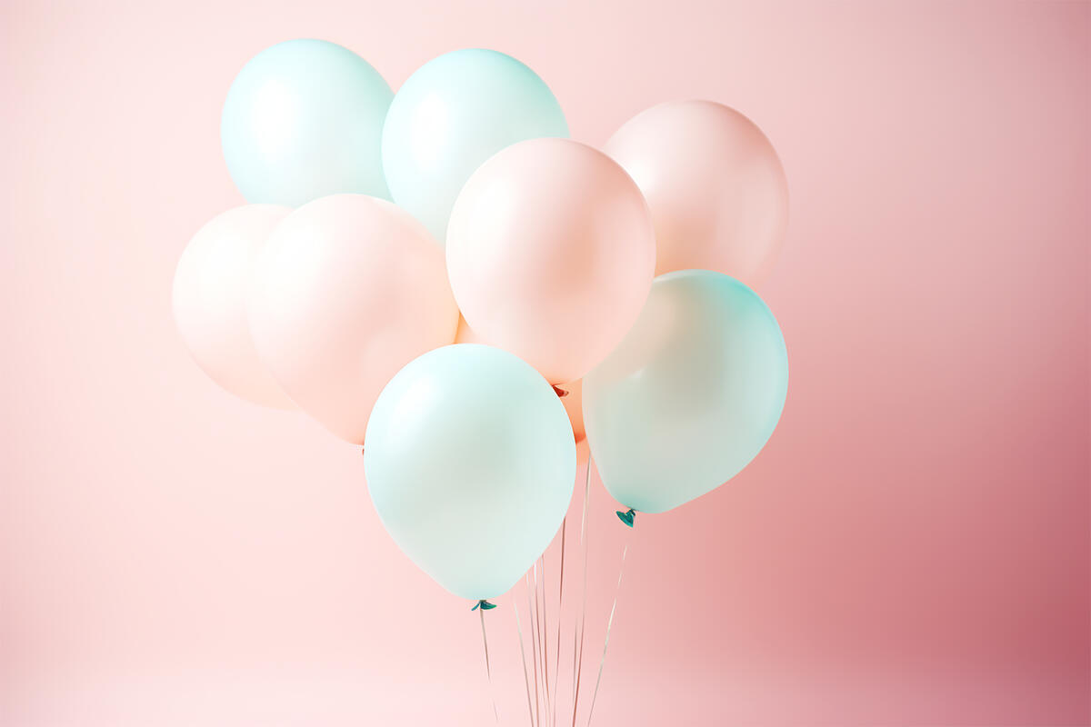 Воздушные шарики на светло-розовом фоне