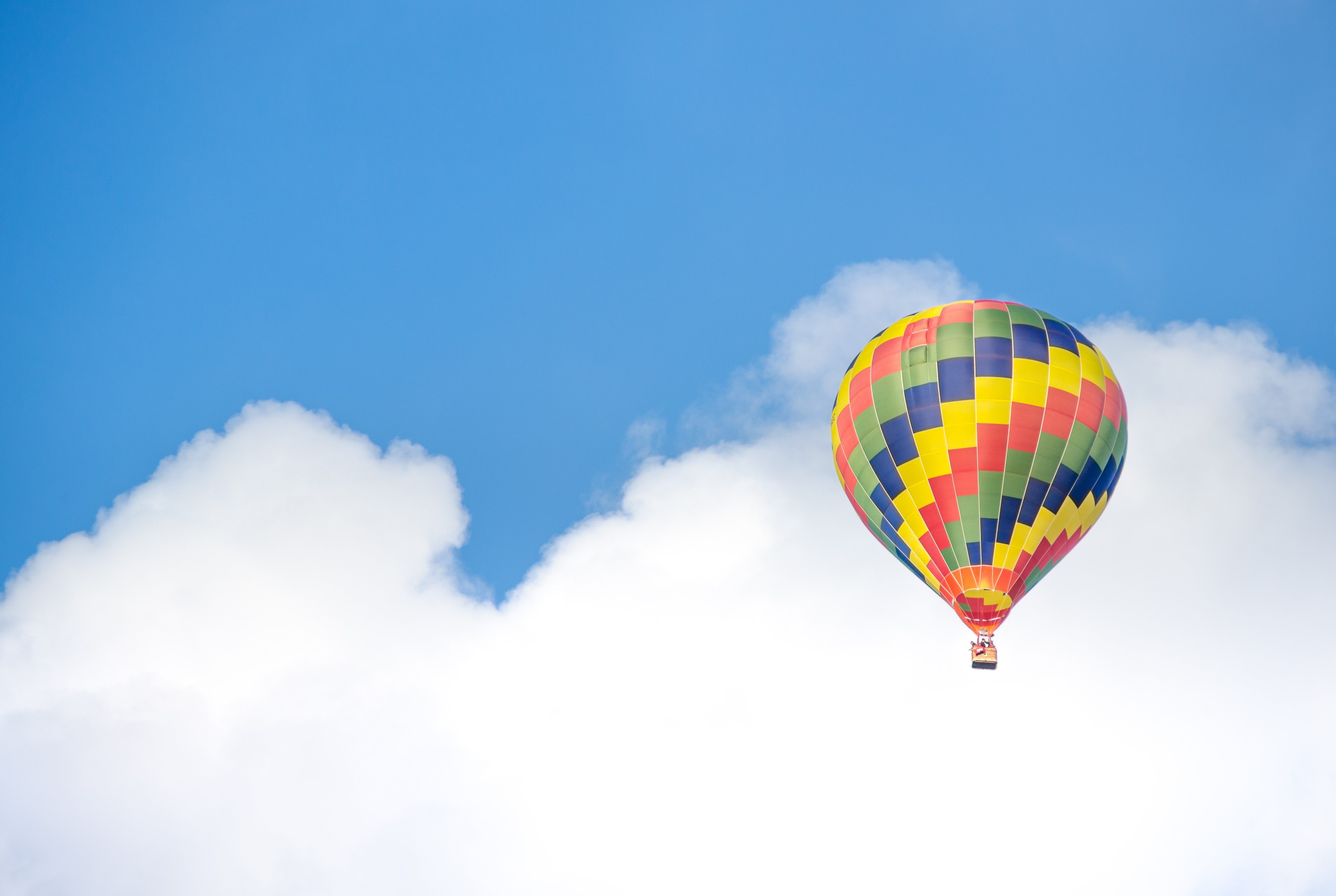Цветной воздушный шар в небе