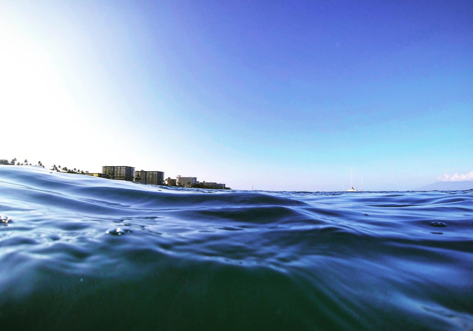 Бесплатное фото Плывем по волнам у побережья города