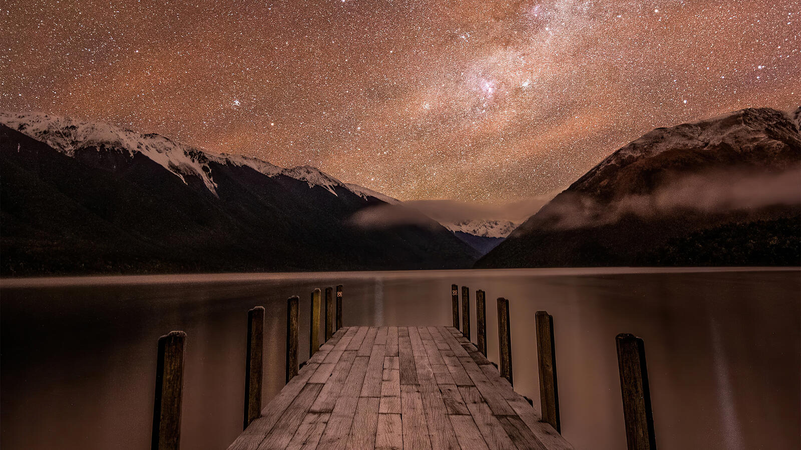 Бесплатное фото Деревянный пирс на фоне звездного неба