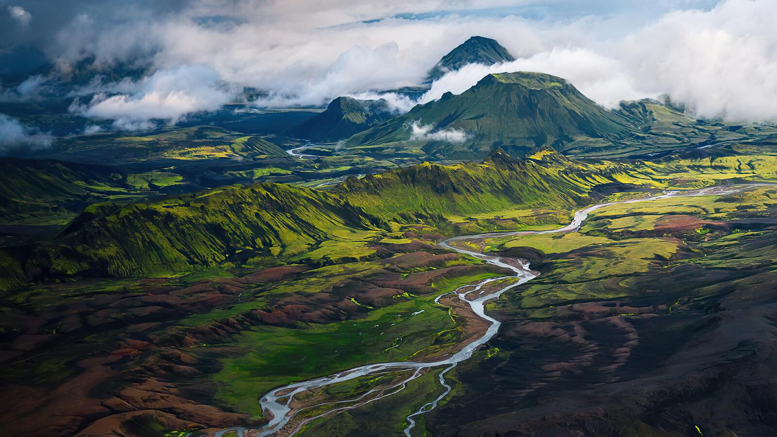 Бесплатное фото Нарисованный летний пейзаж с рекой протекающей в горах