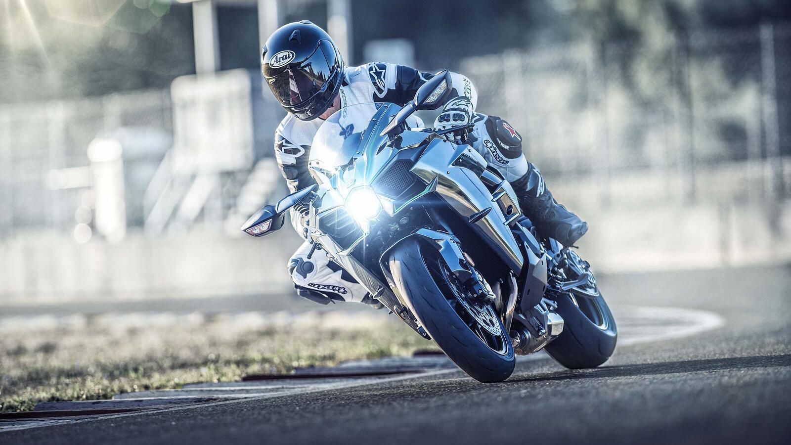 Free photo Kawasaki Ninja 2019 racing down the track