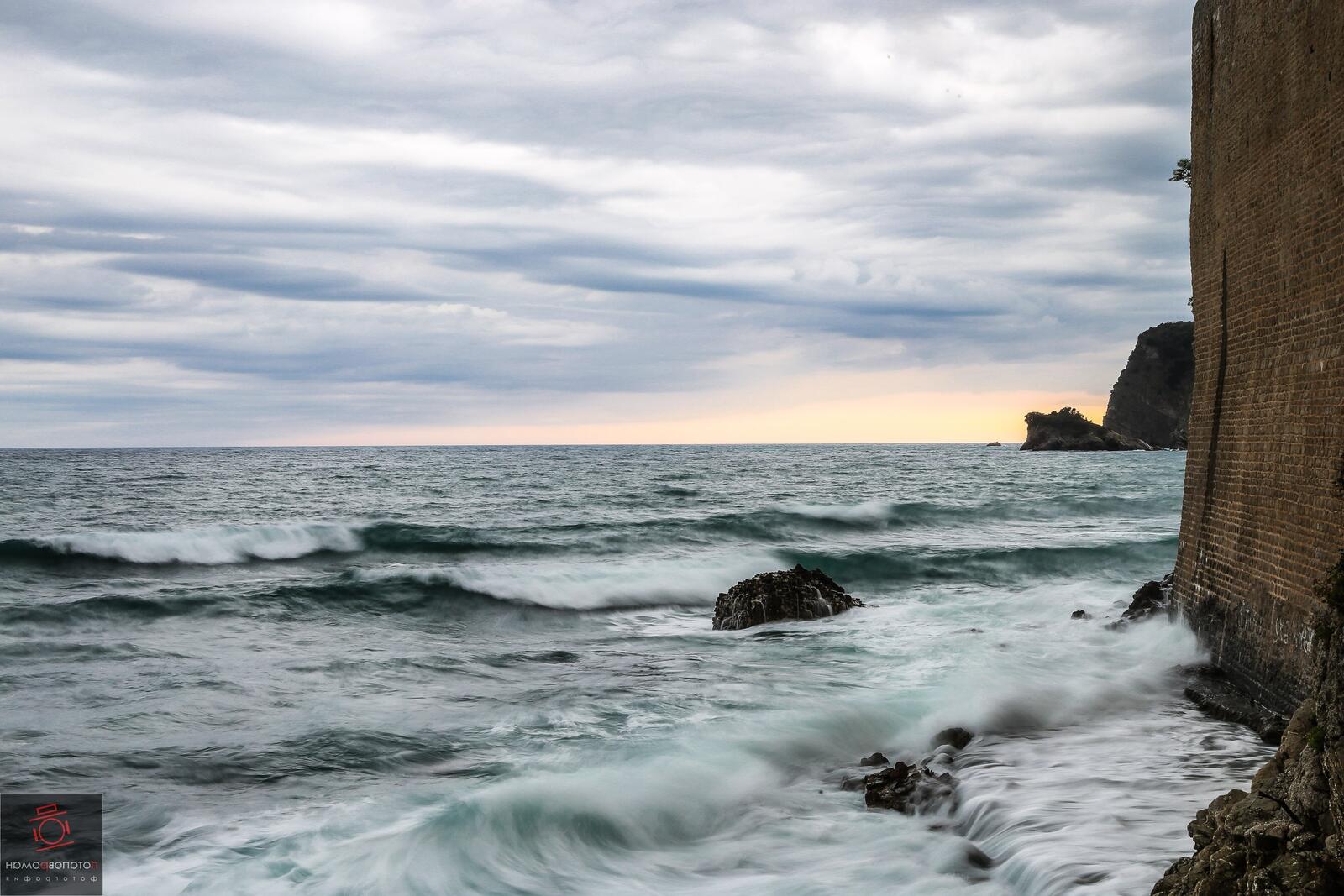 Бесплатное фото Море волнуется на берегу