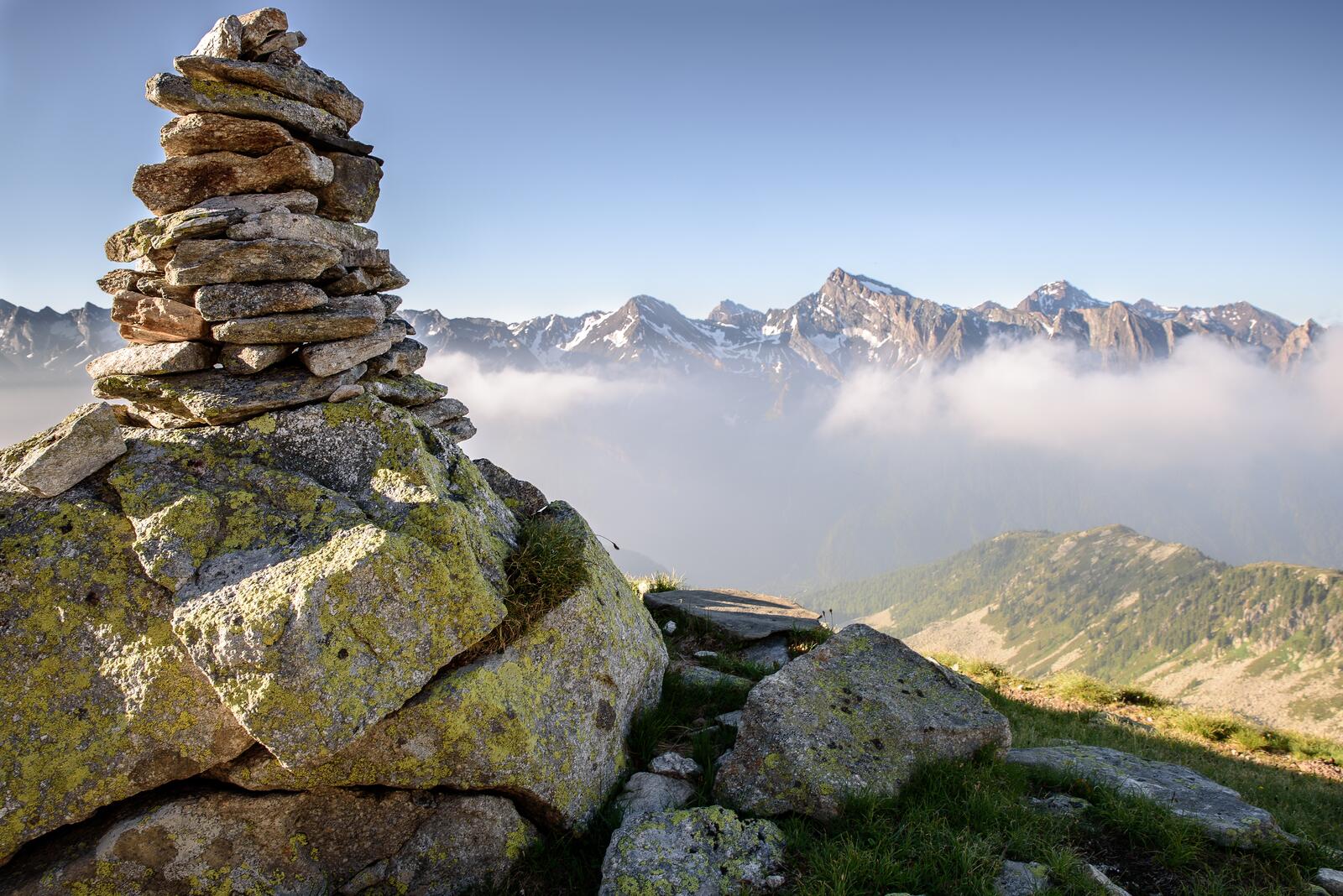 Бесплатное фото На вершине горы сложены камни друг на друга