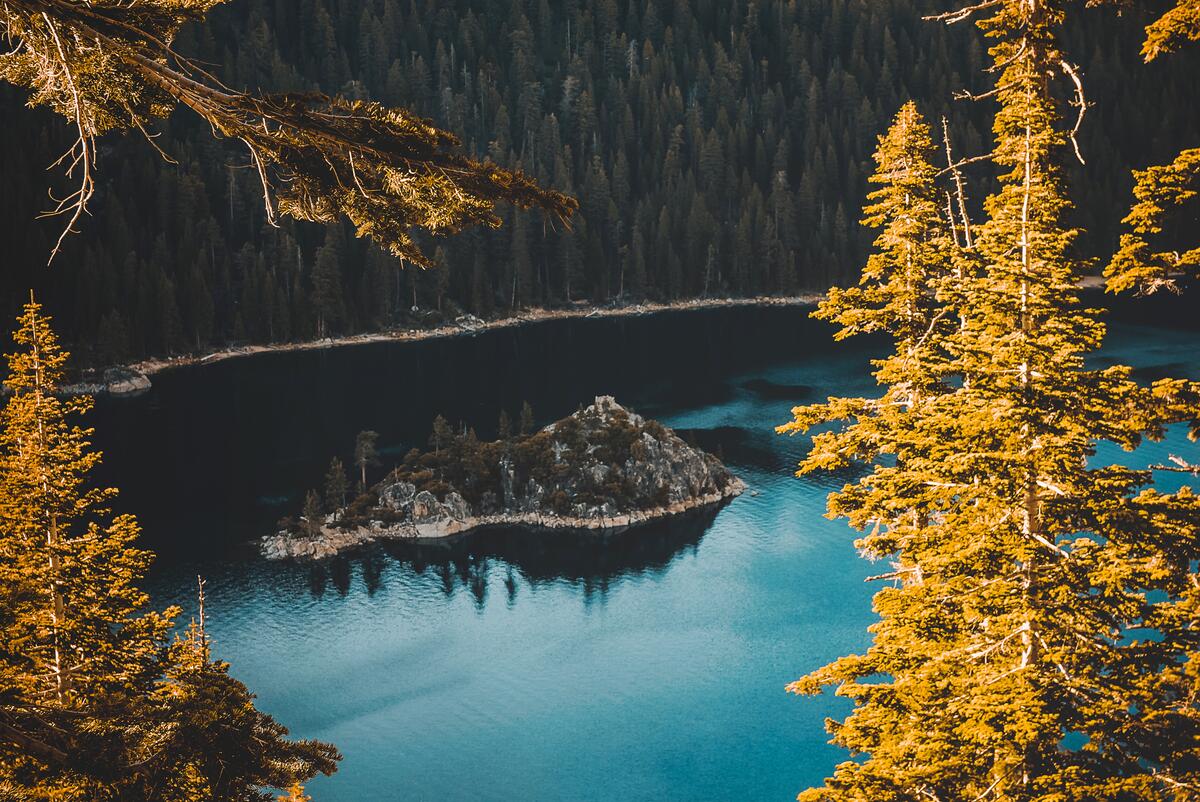 Скалистый островок на озере осенью