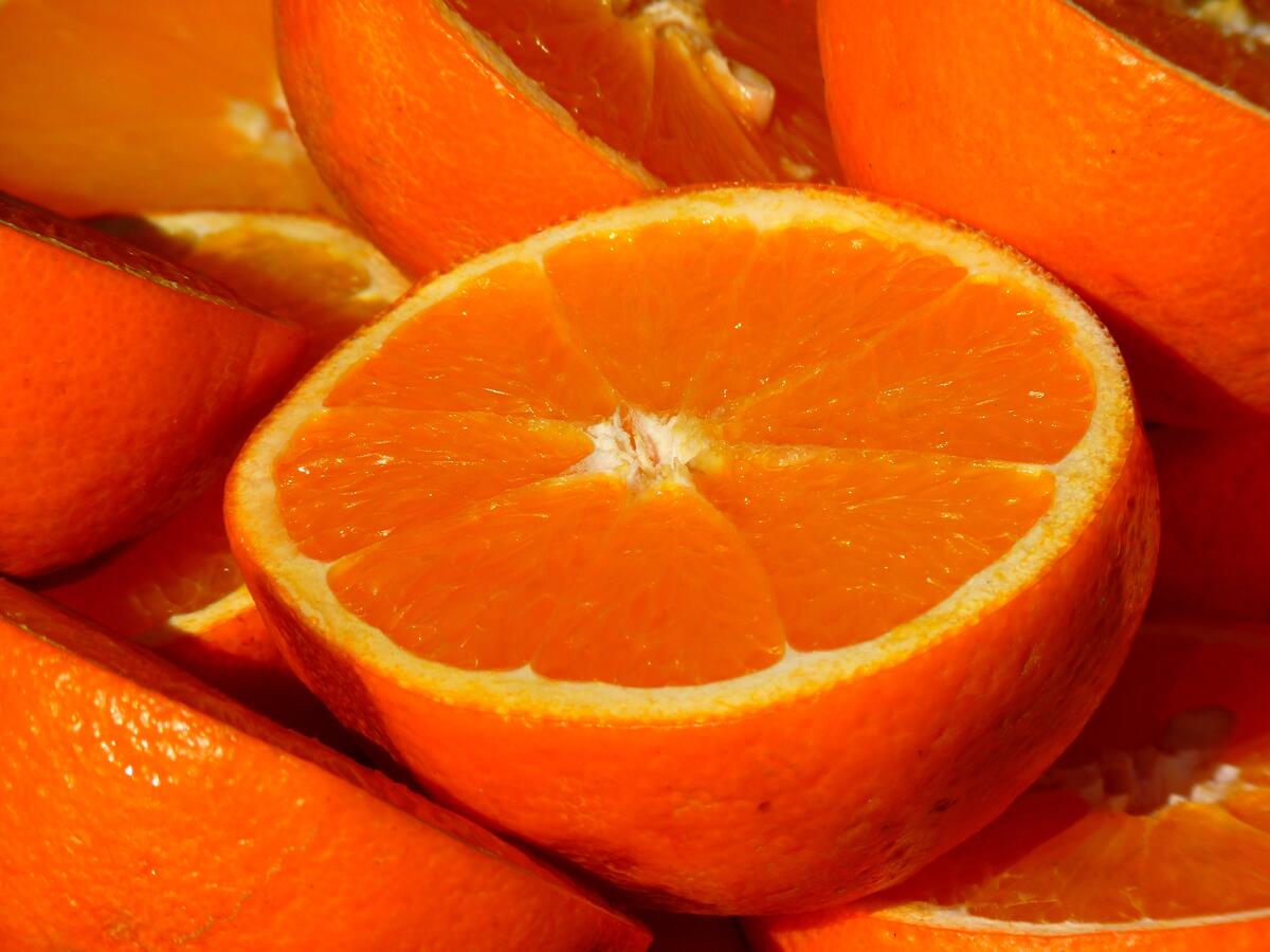 Оранжевая апельсинка в разрезе