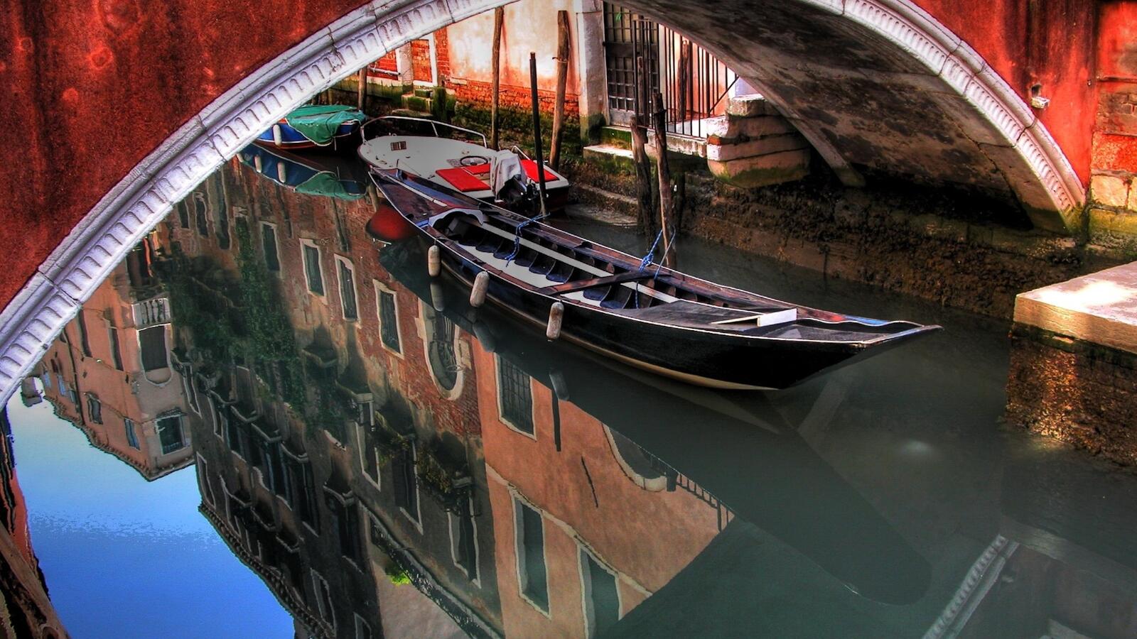 Бесплатное фото Водоканал с гондолами на улицах Венеции