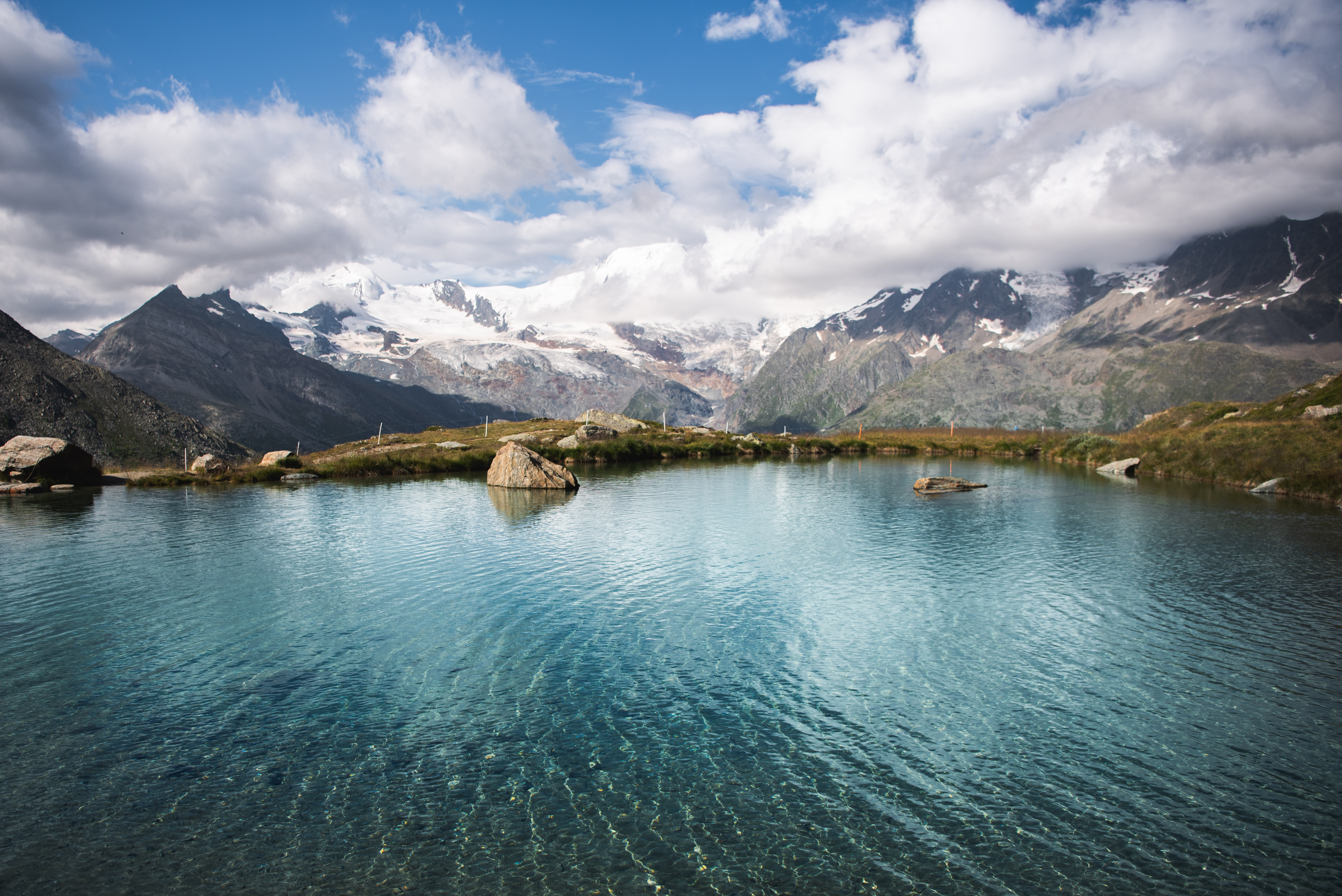 Бесплатное фото Небольшое озеро из тающего снега в горах