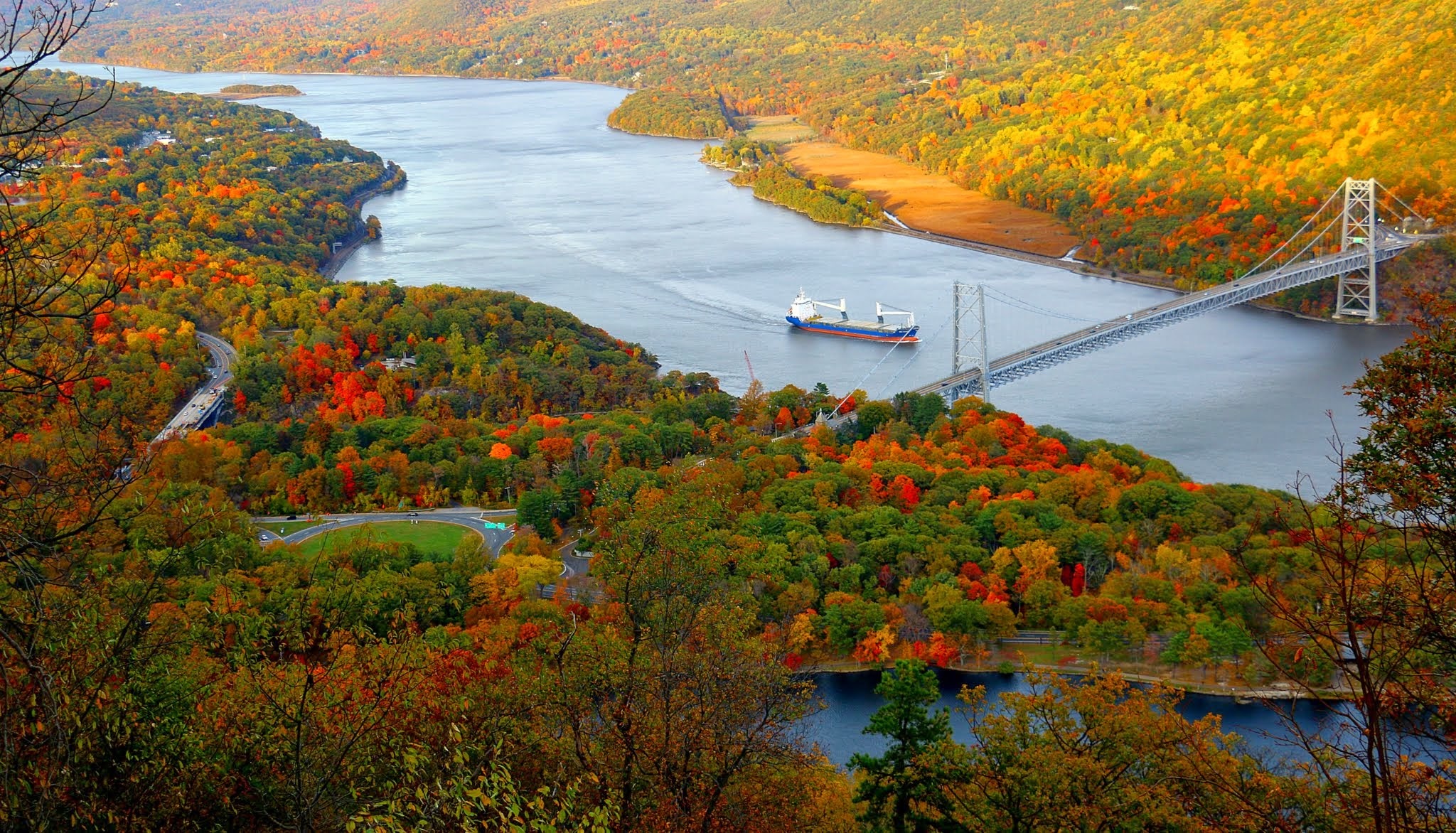 免费照片船沿着秋天的河岸顺流而下