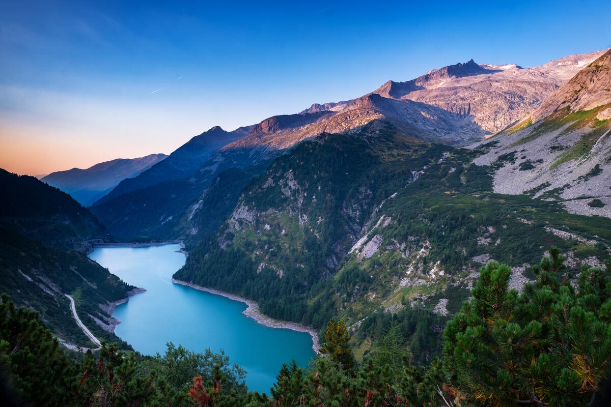 Голубое озеро у подножья больших гор