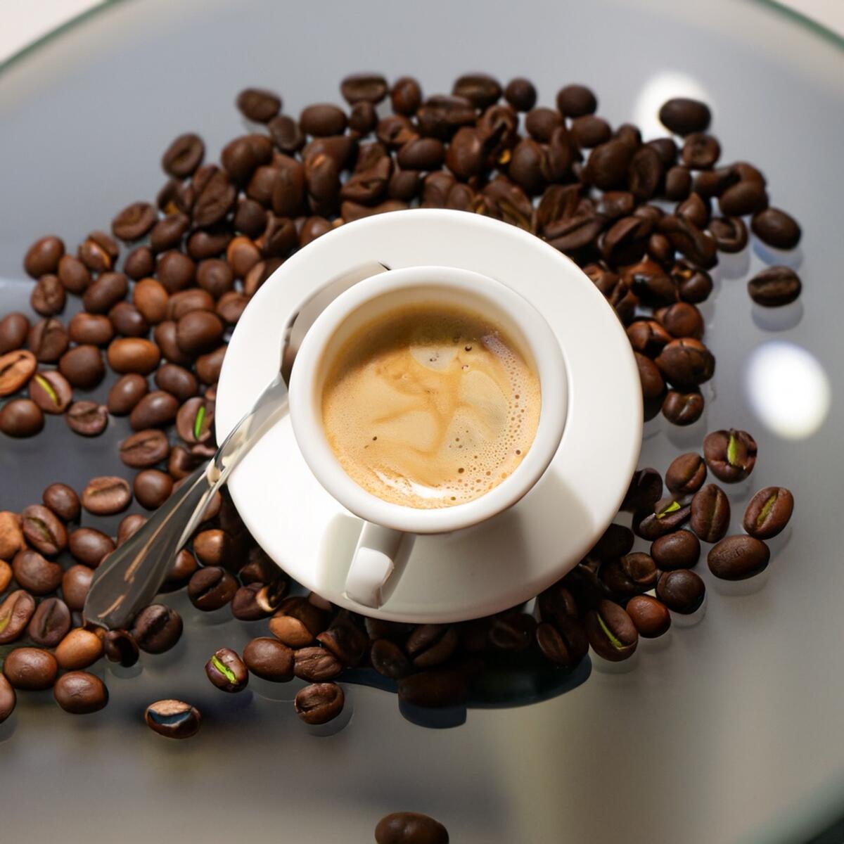 Чашка кофе капучино и зерна