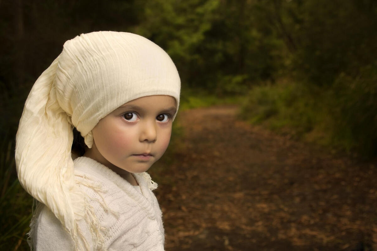 Портрет маленькой девочки с покрытой головой